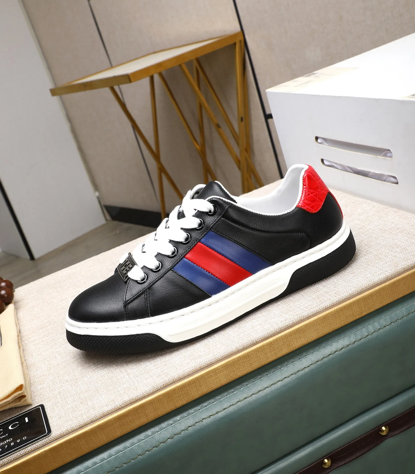 Men's clothing and shoes 💰500 (Gucci) The latest 🎁🎁 casual and fashionable men's shoes 👟 from the official website, hot style 💥 style is simple and elegant, exclusive for trendy men. Unique official website latest brand double G elements 👑 original Gucci decoration, fashionable and generous, original material original calfskin, ✅ fully imported first-layer pigskin lining, official website designated wear-resistant, lightweight original rubber casual outsole, counter classic model taken in kind, 38-44 black and white optional